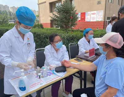 赤峰市传染病防治医院开展“我为群众办实事 健康地摊进社区”志愿服务活动